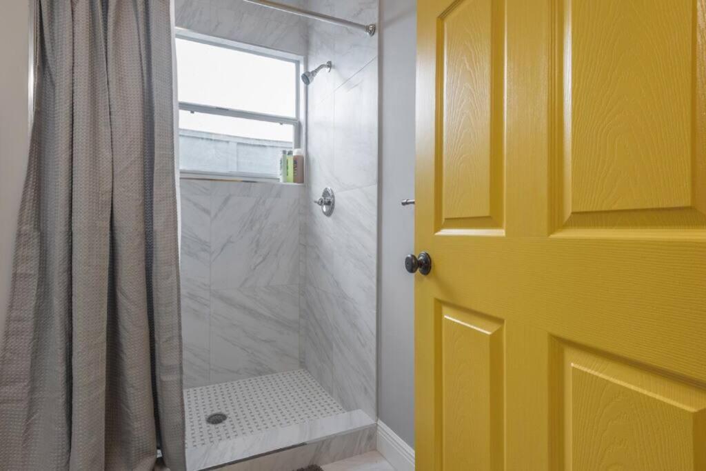 Gambino Getaway Shotgun Style Apt In The Heart Of Ybor City Тампа Екстериор снимка